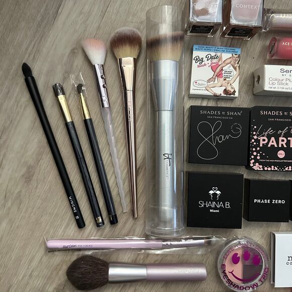 Makeup Bundle - 30 Pieces - Eyeshadows Blushes Lips Nails  Brushes Bags - Picture 2 of 12